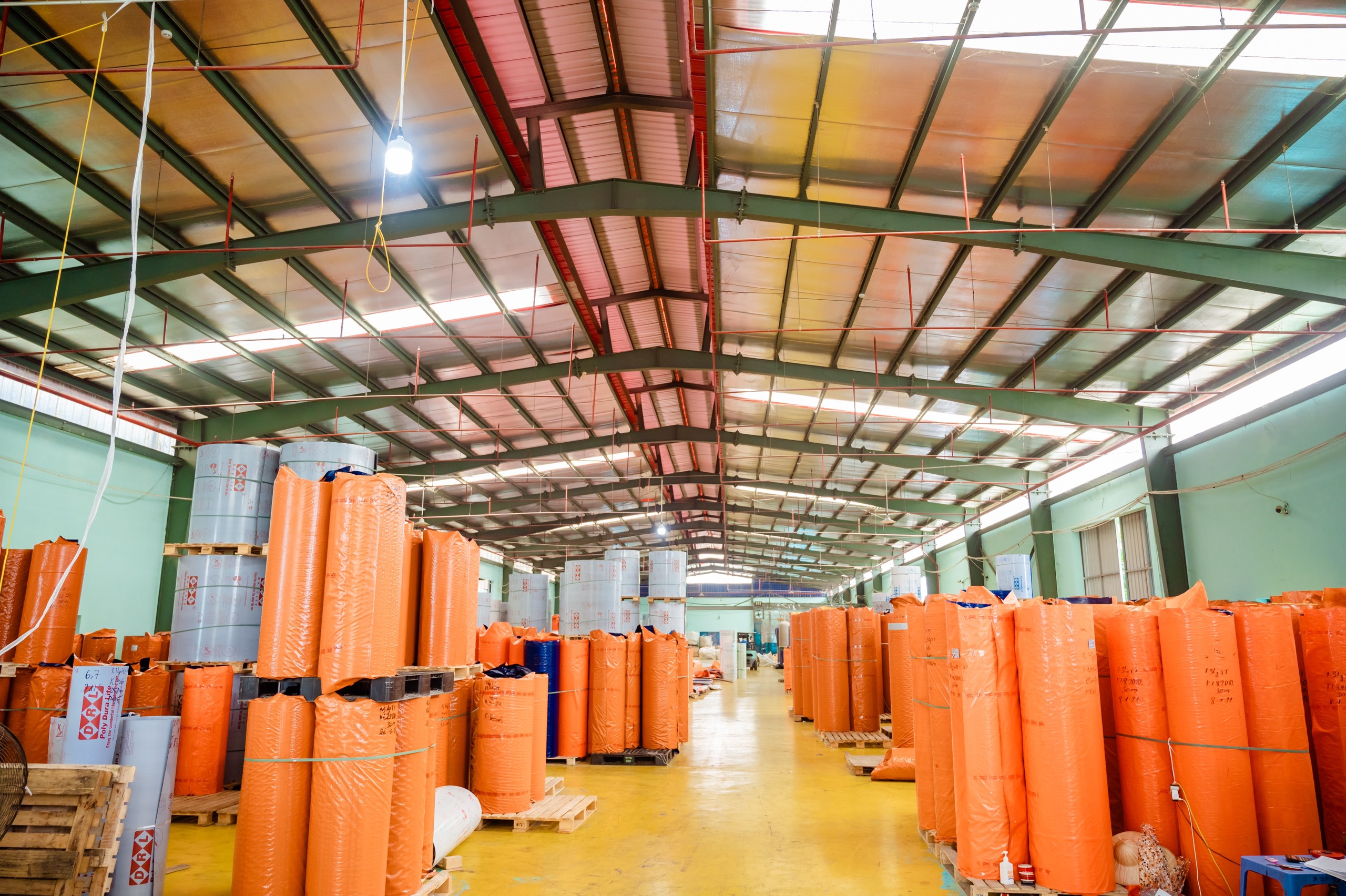 NHÀ MÁY SẢN XUẤT NHỰA LẤY SÁNG 