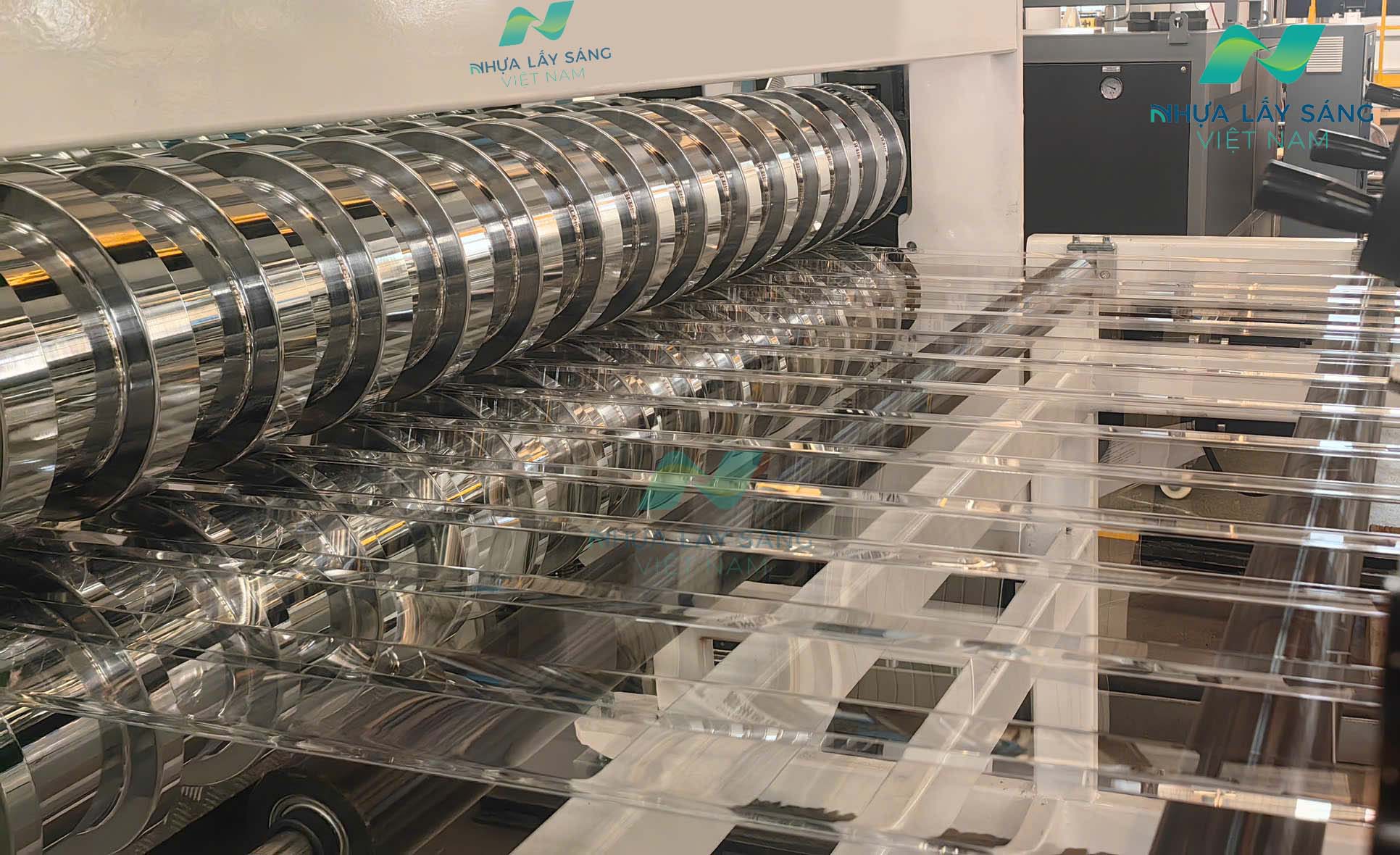 Tấm nhựa lấy sáng Polycarbonate sóng
