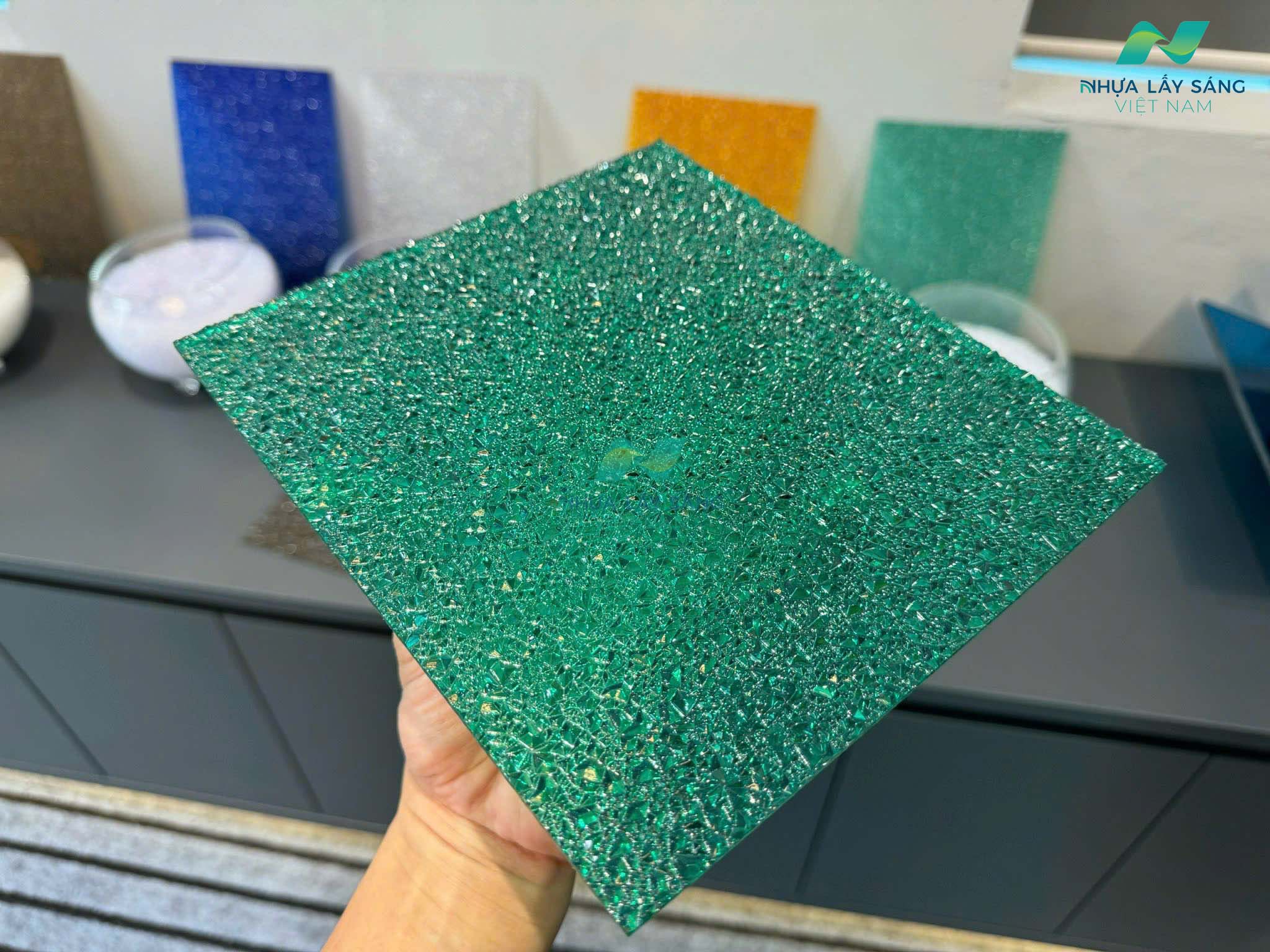 Tấm nhựa lấy sáng poly đặc 3mm sần