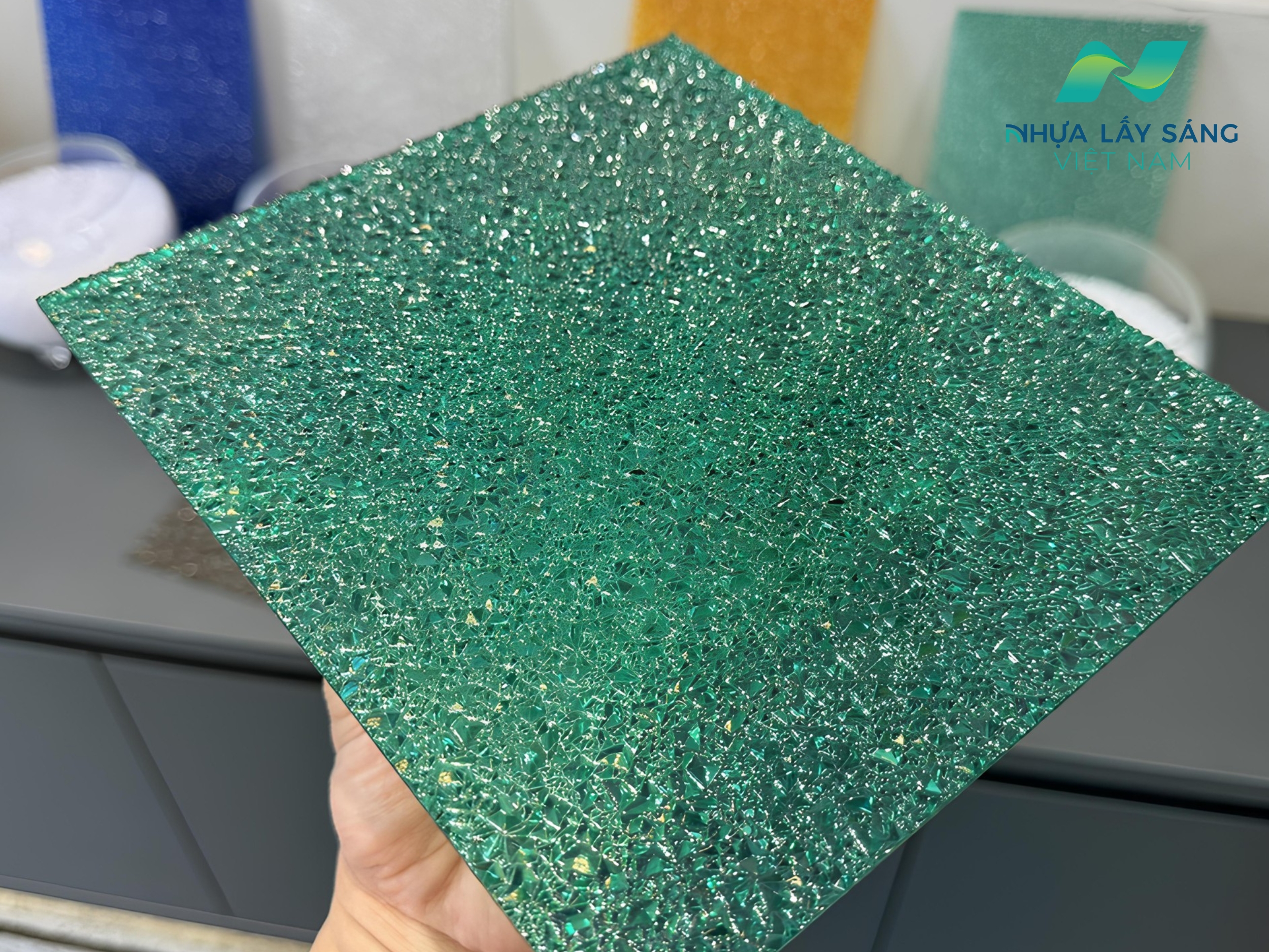 Tấm polycarbonate sần