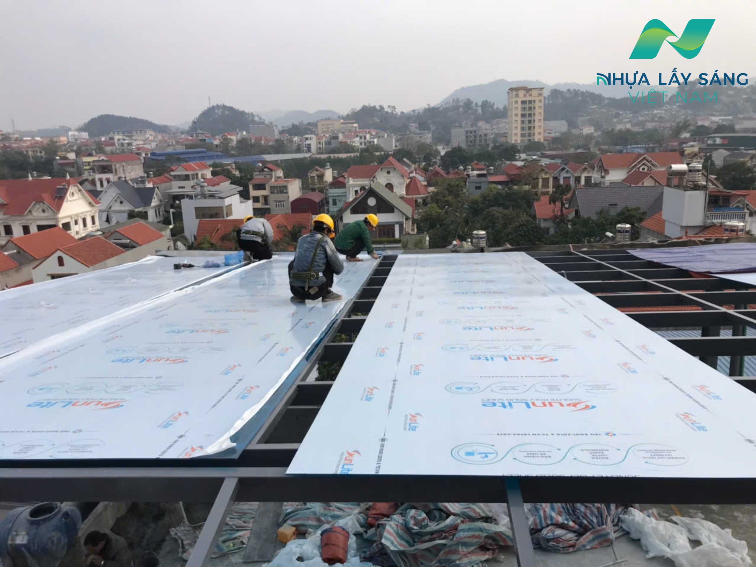Thi công tấm nhựa lấy sáng polycarbonate đặc