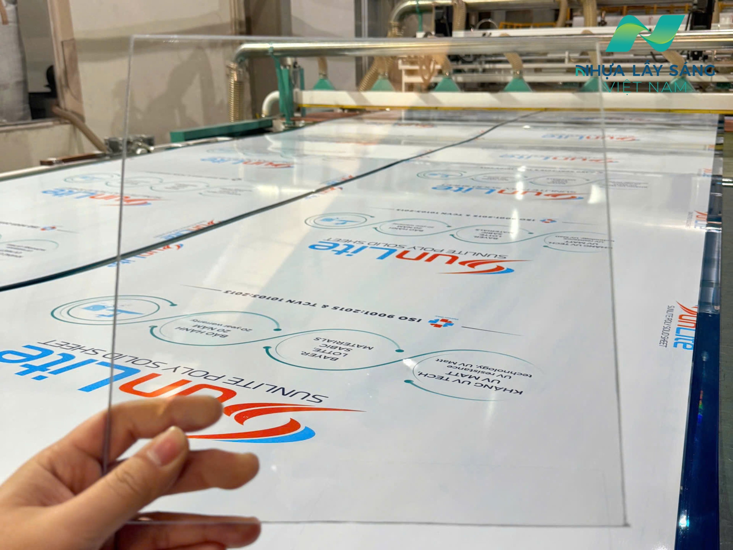 Tấm nhựa lấy sáng polycarbonate đặc 4mm cao cấp