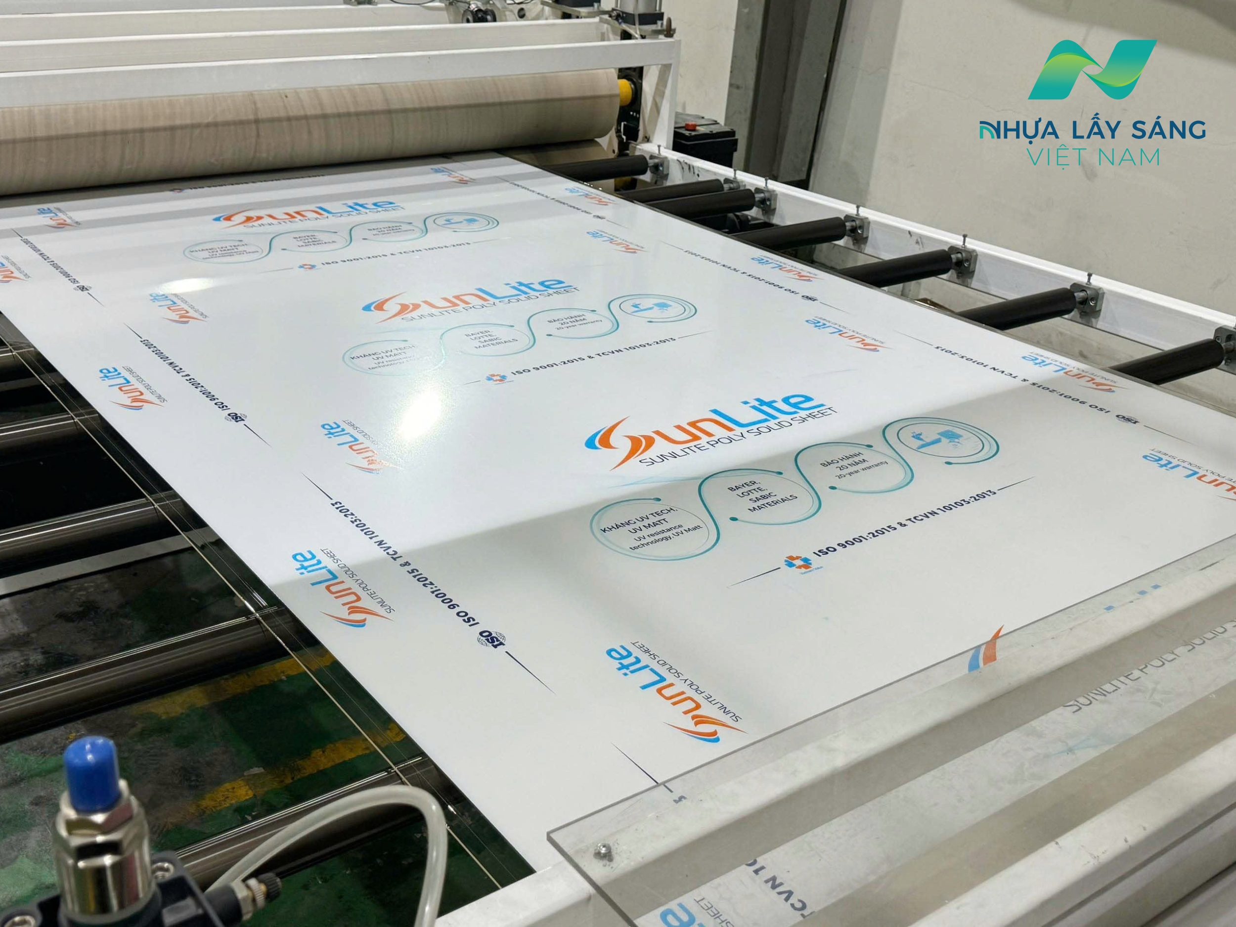 Sản phẩm tấm nhựa lấy sáng Polycarbonate đặc nhãn sunlite