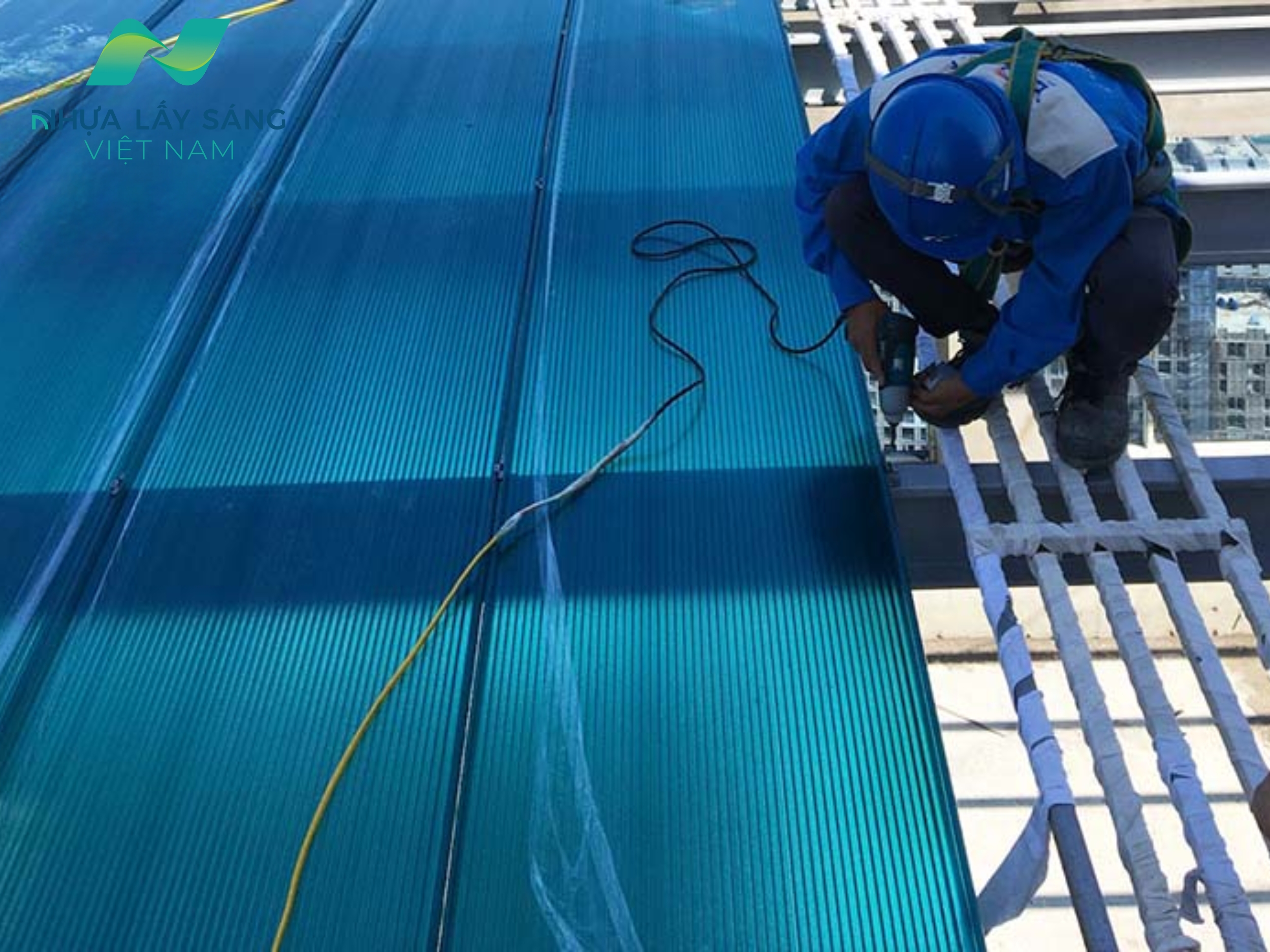 Thi công mái lợp Polycarbonate