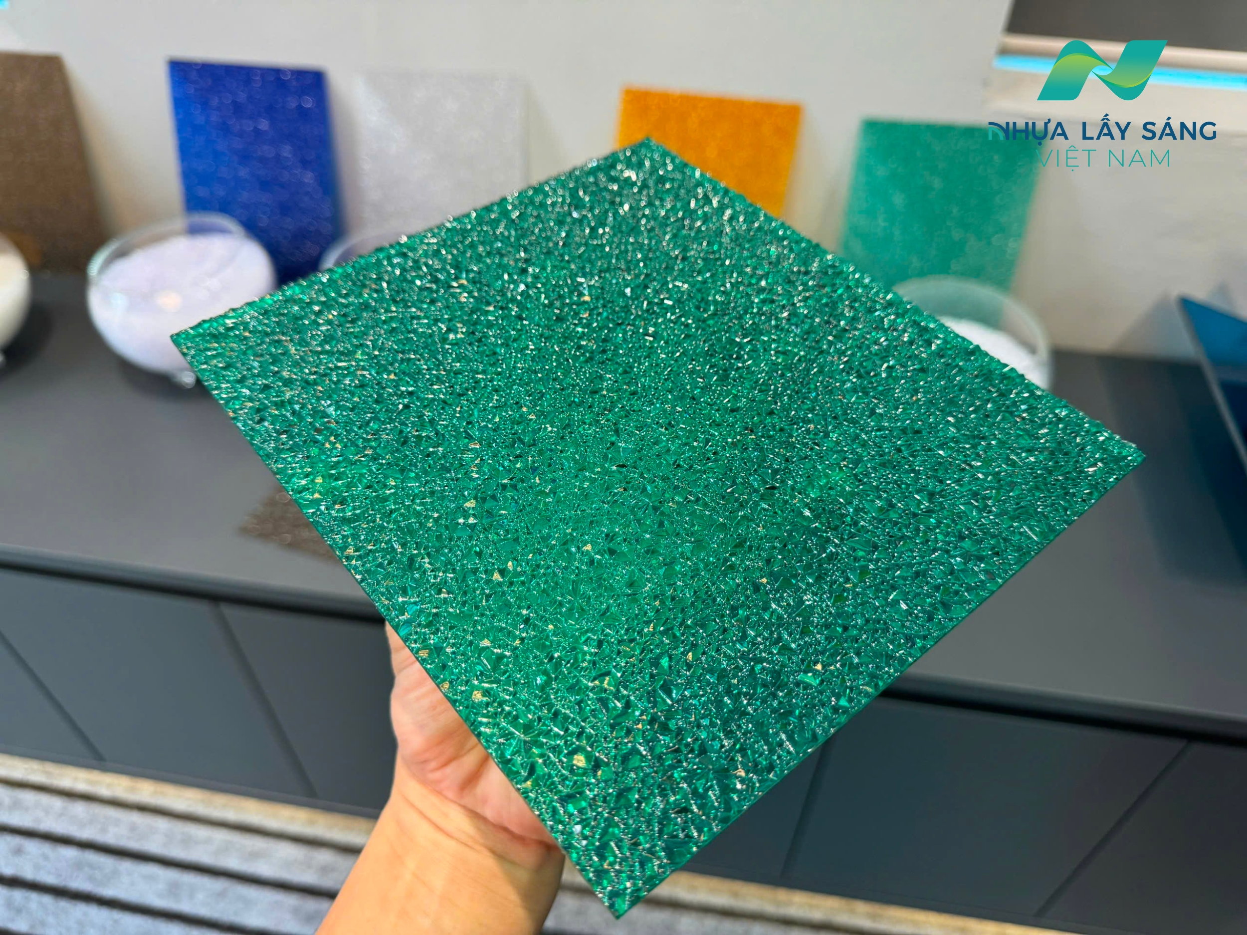 Tấm Polycarbonate sần màu xanh lá