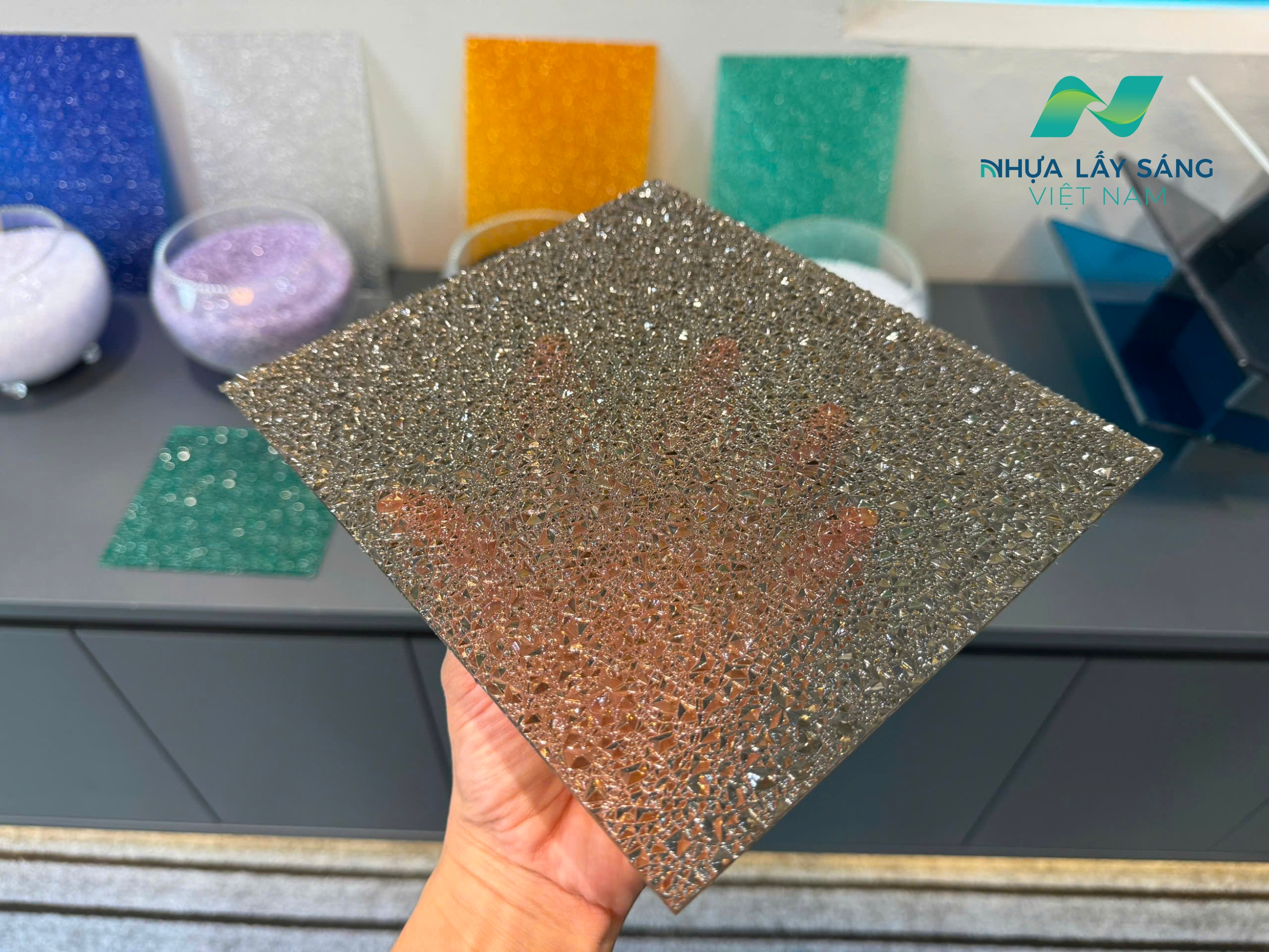 Tấm Polycarbonate sần màu nâu
