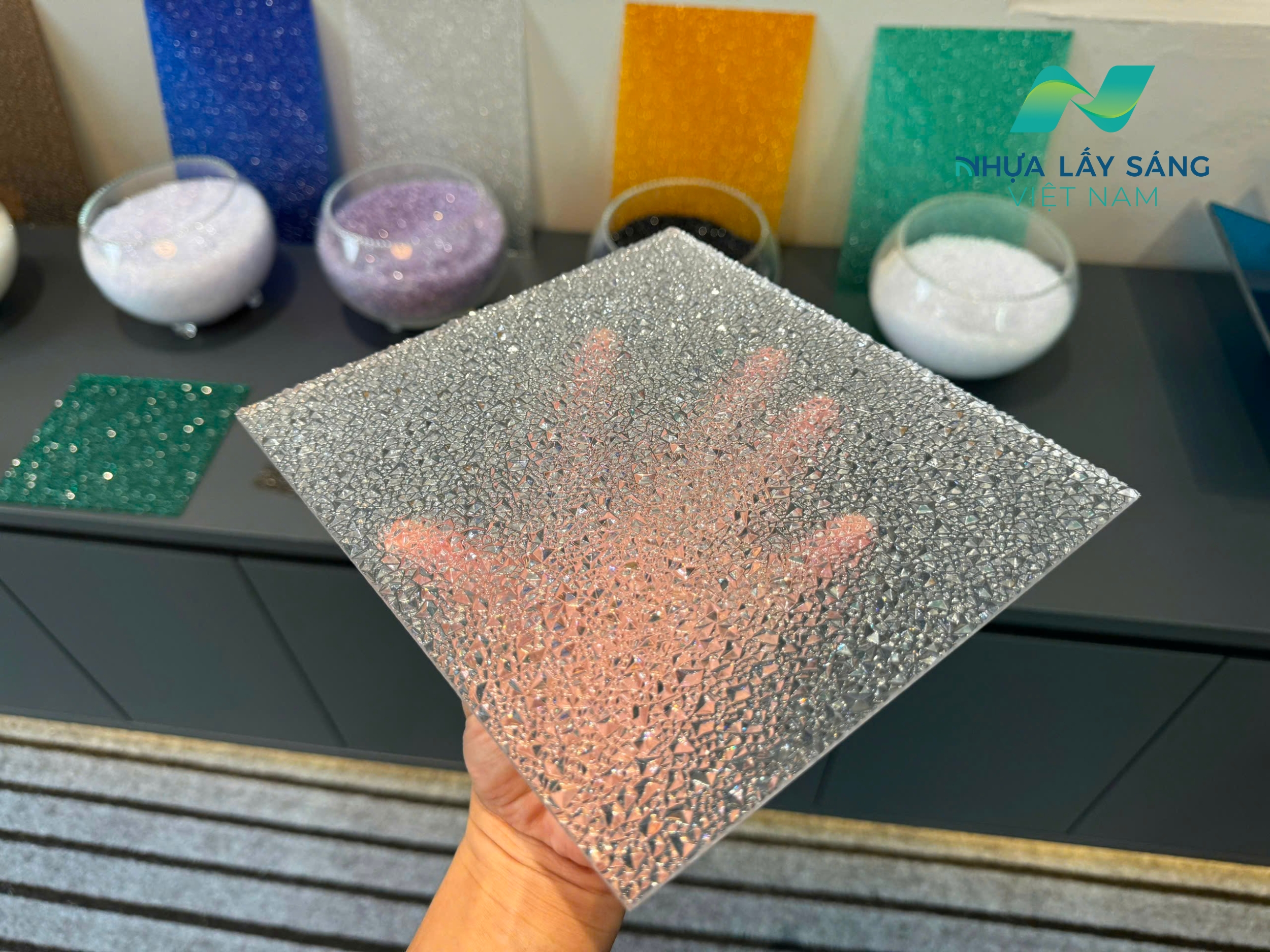 Tấm Polycarbonate sần màu trắng