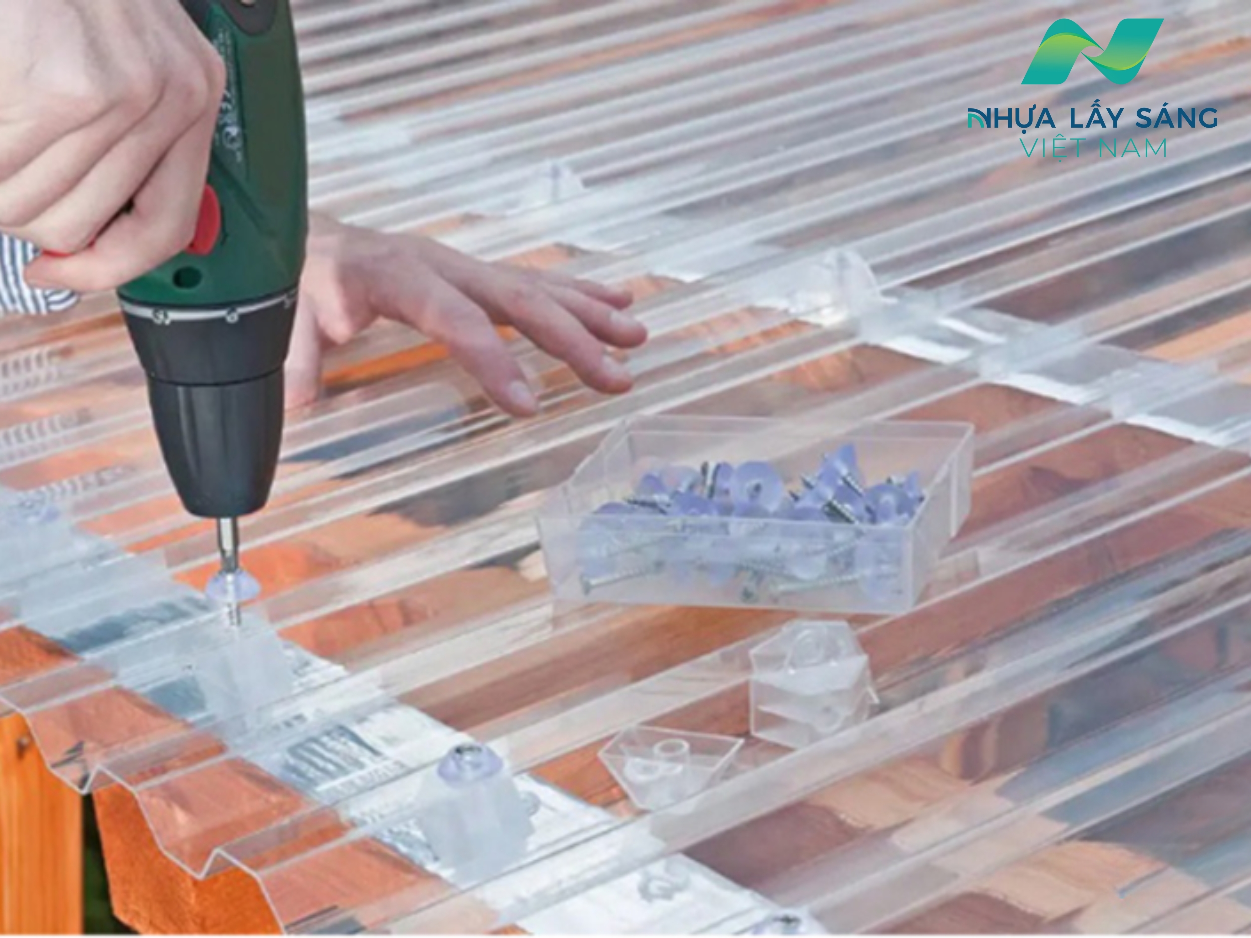 Thi công mái tấm nhựa lấy sáng polycarbonate sóng